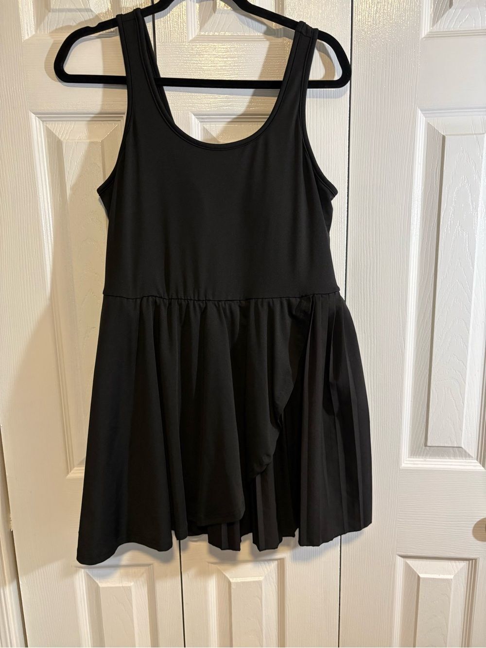 SHEIN Black Sleeveless Pleated Hem Tennis Dress